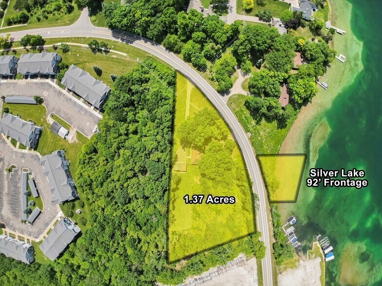 3382 W Silver Lake Rd, Fenton, MI à vendre - Photo de l’immeuble – Image 1 sur 5