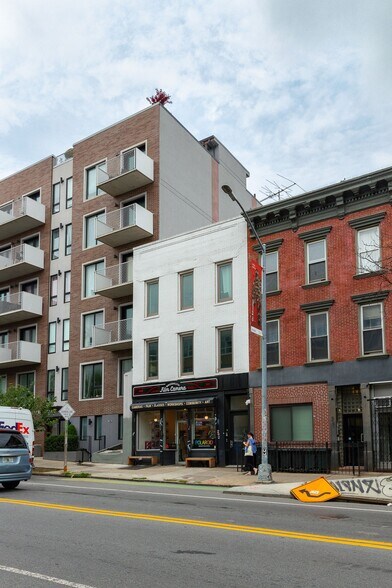 855 Grand St, Brooklyn, NY à vendre - Photo de l’immeuble – Image 1 sur 7