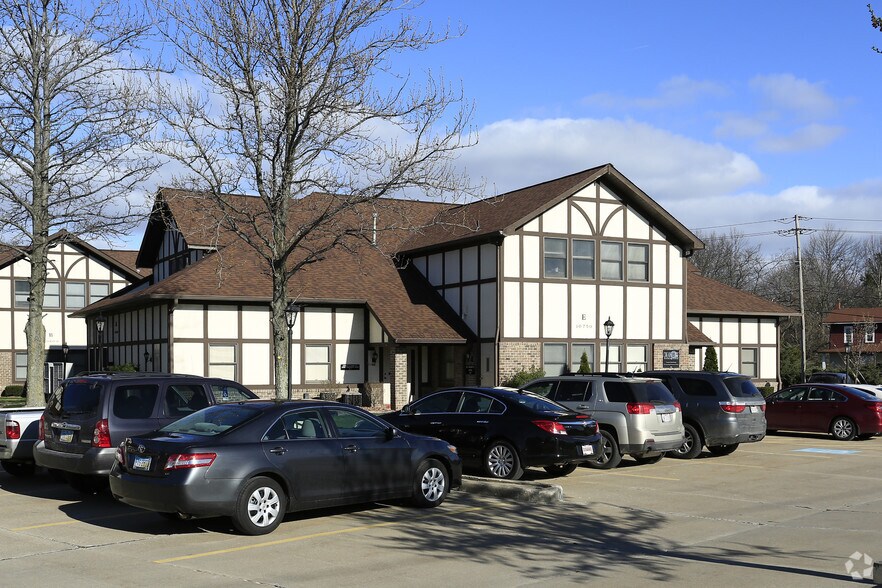 10850 Pearl Rd, Strongsville, OH à vendre - Photo de l’immeuble – Image 3 sur 10