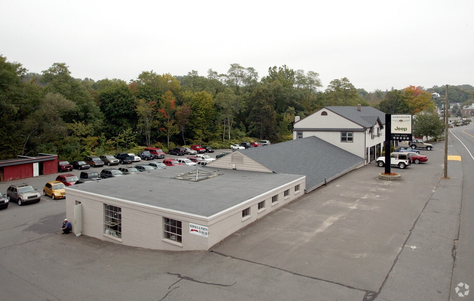 554 Main St, Oakville, CT à louer - Photo de l’immeuble – Image 3 sur 43