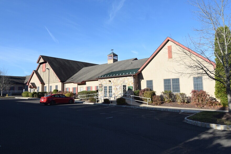 1456 Ferry Rd, Doylestown, PA à vendre - Photo de l’immeuble – Image 3 sur 4