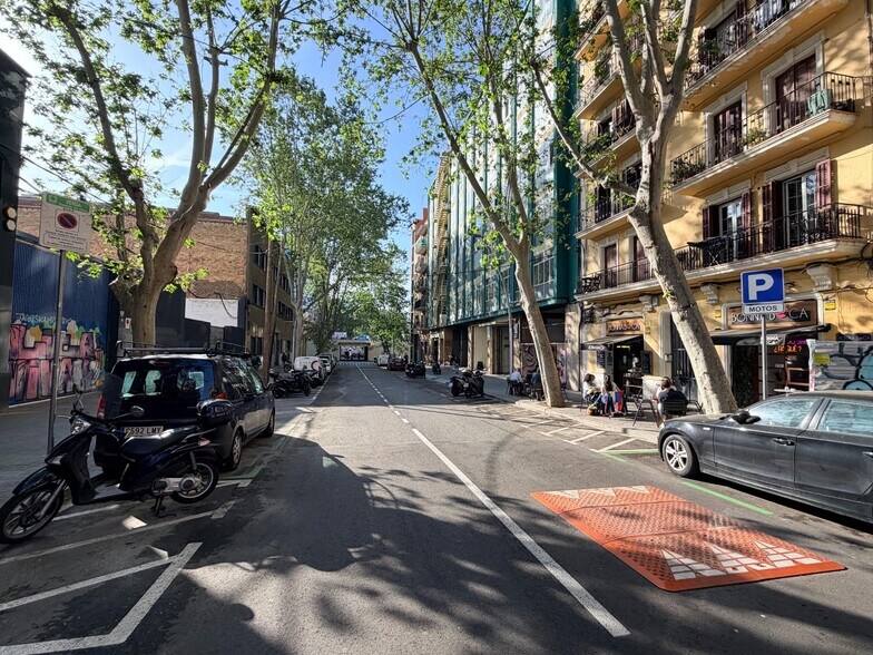 Immeuble residentiel dans Barcelone, Barcelona à vendre - Photo de l’immeuble – Image 2 sur 4