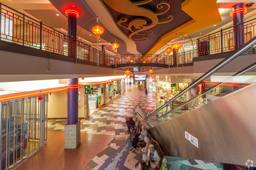 328 Centre St SE, Calgary, AB à vendre - Hall d’entrée – Image 2 sur 14