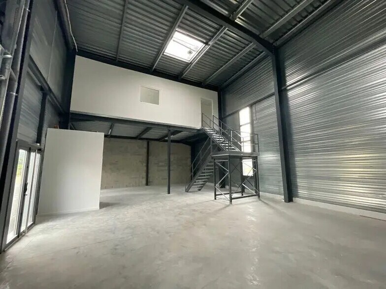 Local d’activités dans Bourgoin-Jallieu à louer - Photo de l’immeuble – Image 3 sur 13