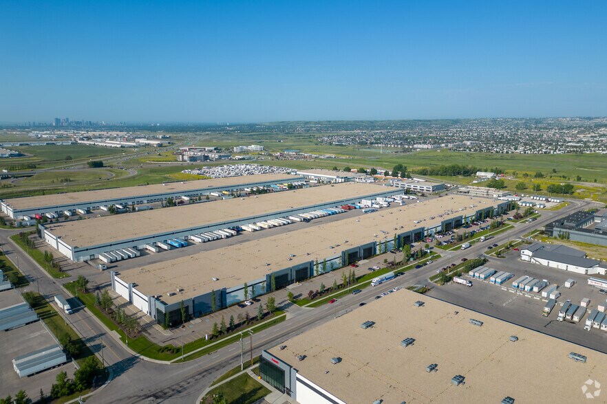 1839 120 Av NE, Calgary, AB à louer - Aérien – Image 2 sur 7