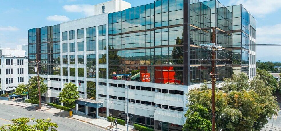 18425 Burbank Blvd, Tarzana, CA à louer - Photo de l’immeuble – Image 3 sur 4