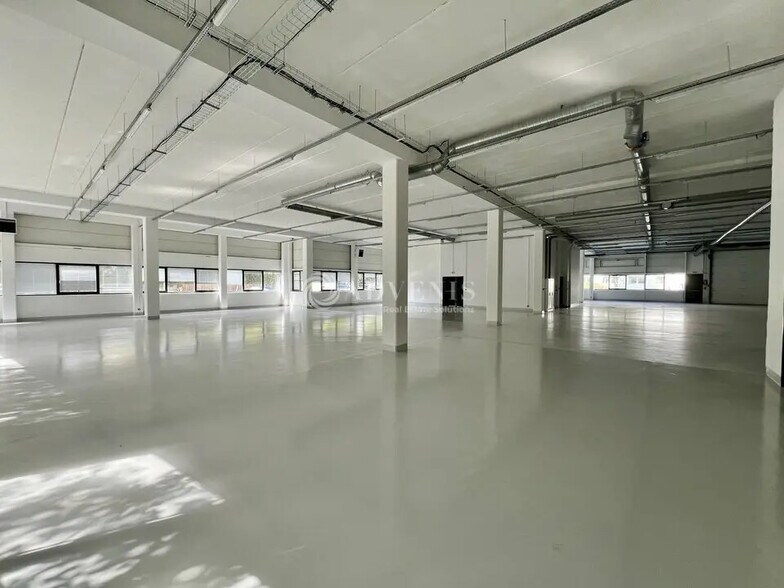 Local d’activités dans Cergy à louer - Photo de l’immeuble – Image 2 sur 8