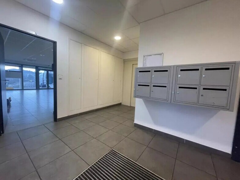 Bureau dans Saint-Raphaël à louer - Hall d’entrée – Image 3 sur 8