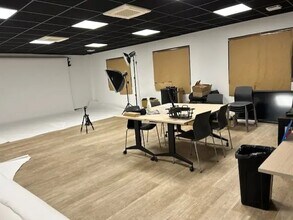 Local d’activités dans Miramas à louer Photo de l’immeuble– Image 2 sur 4