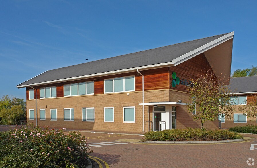 3-3B Opal Dr, Milton Keynes à louer - Photo principale – Image 1 sur 3