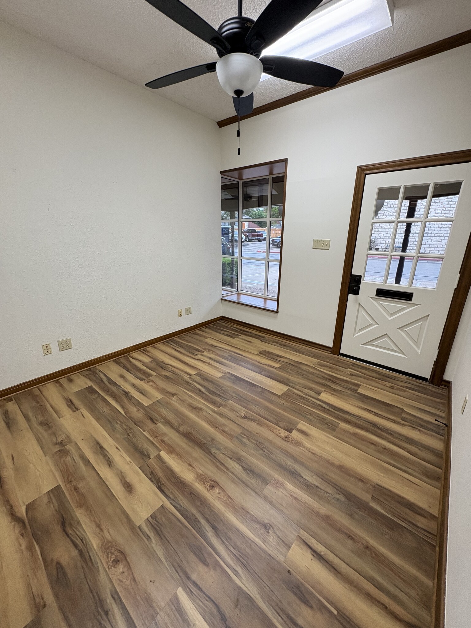 201 E Bridge St, Granbury, TX à louer Photo intérieure– Image 1 sur 7