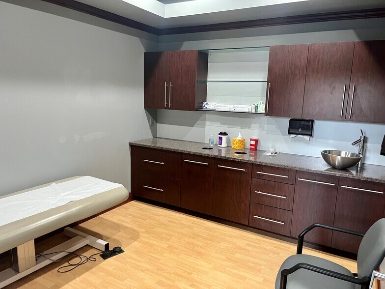 27750 Middlebelt Rd, Farmington Hills, MI à louer - Photo intérieure – Image 3 sur 22