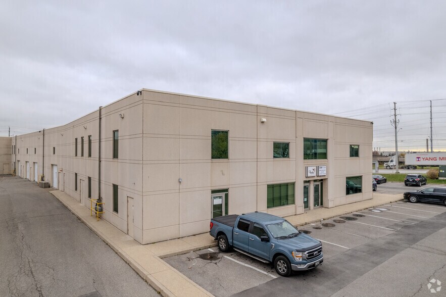 2 Automatic Rd, Brampton, ON à vendre - Photo de l’immeuble – Image 1 sur 11