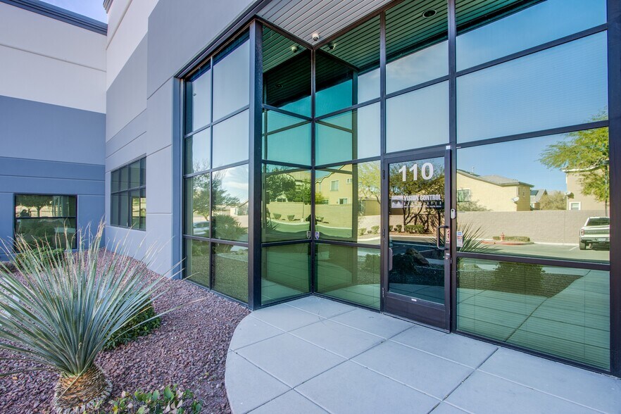 570 W Cheyenne Ave, North Las Vegas, NV à louer - Photo de l’immeuble – Image 3 sur 16