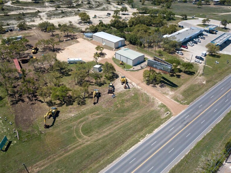 7748 E US Highway 290 portefeuille de 2 biens à vendre sur LoopNet.fr - Photo de l’immeuble – Image 2 sur 28