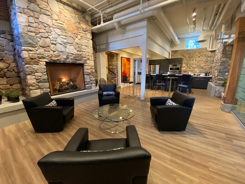 10171 Saskatchewan Dr, Edmonton, AB à louer - Photo de l’immeuble – Image 3 sur 20
