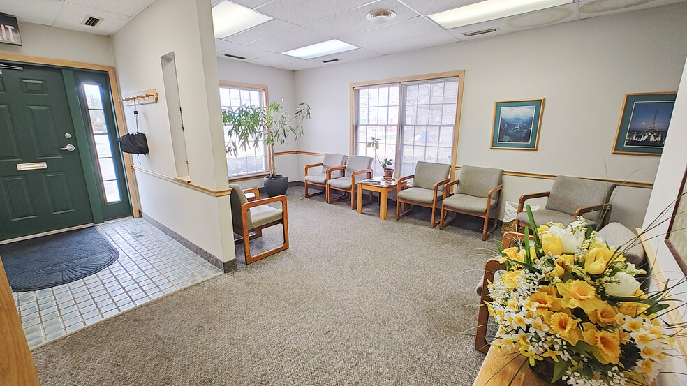 4442 Logan Way, Youngstown, OH à vendre - Photo de l’immeuble – Image 2 sur 10