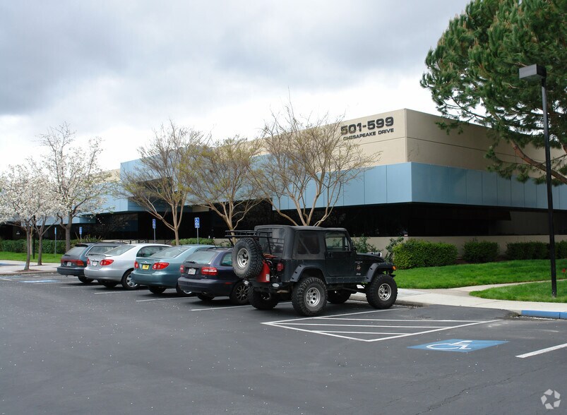 501-575 Chesapeake Dr, Redwood City, CA à louer - Photo de l’immeuble – Image 1 sur 3
