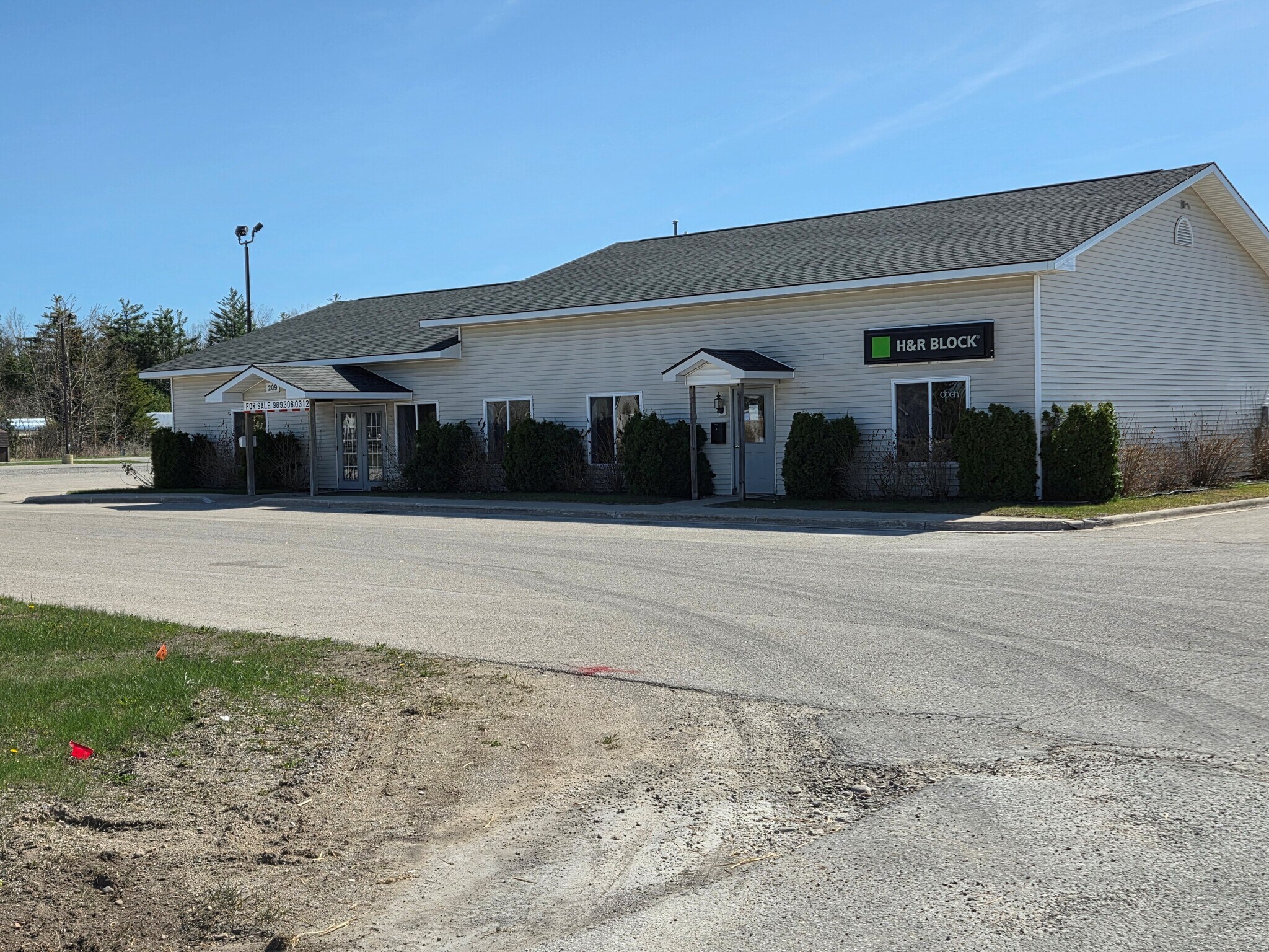 209 S Bradley Hwy, Rogers City, MI à vendre Photo de l’immeuble– Image 1 sur 15