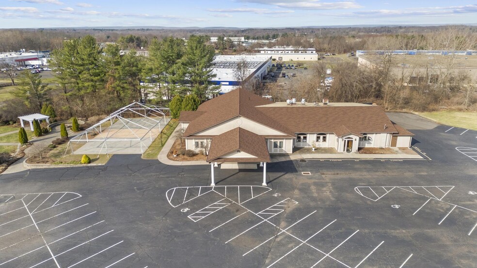 17 Thompson Rd, East Windsor, CT à vendre - Photo de l’immeuble – Image 2 sur 35