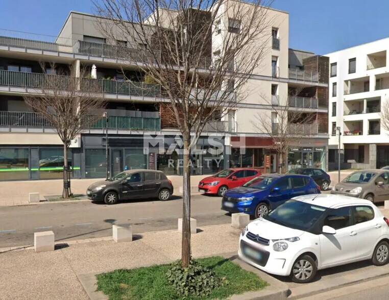 Local commercial dans Sathonay-Camp à vendre - Photo de l’immeuble – Image 1 sur 3