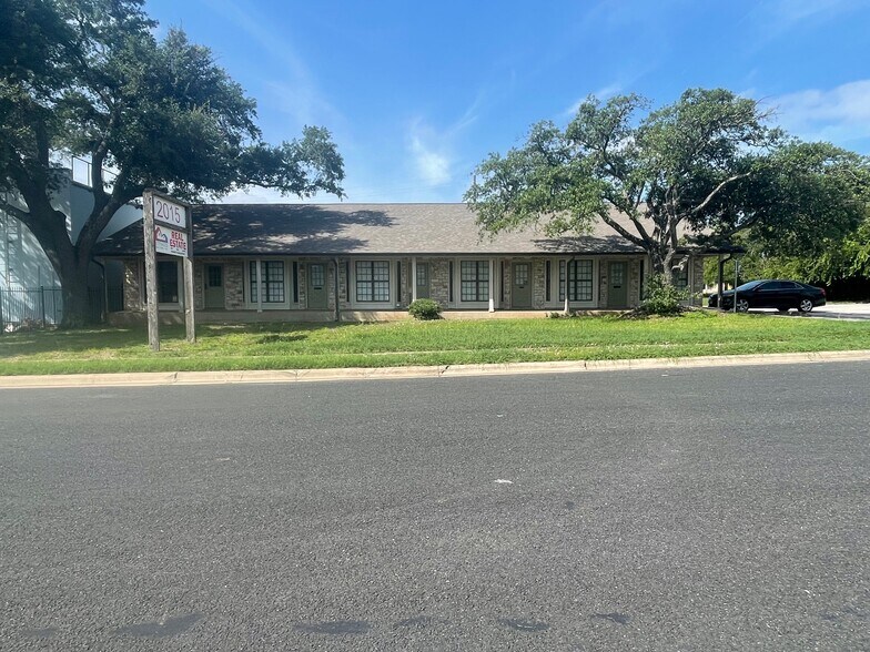 2015 Monarch Dr, Austin, TX à vendre - Photo de l’immeuble – Image 3 sur 5