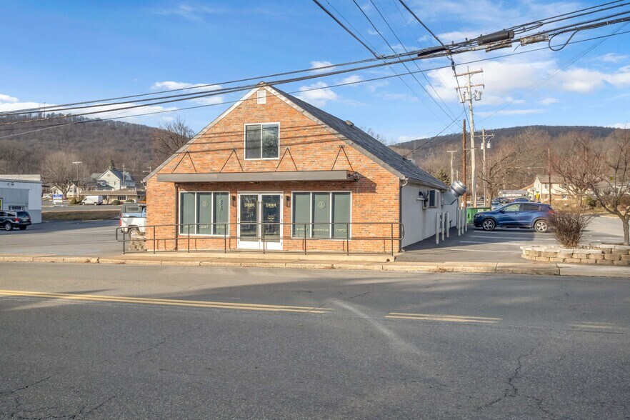 67 Park Ave, Wind Gap, PA à vendre - Photo de l’immeuble – Image 2 sur 28