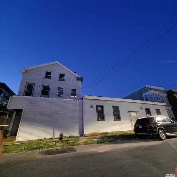 110-01 15 Ave, College Point, NY à vendre - Photo principale – Image 1 sur 10