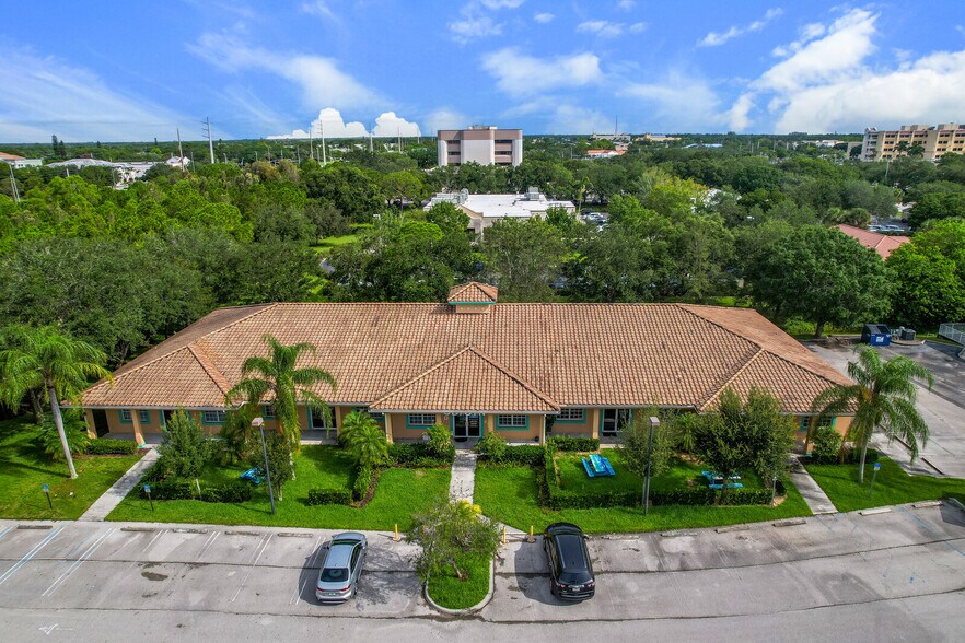 1405 SE Goldtree Dr, Port Saint Lucie, FL à louer - Photo de l’immeuble – Image 2 sur 53