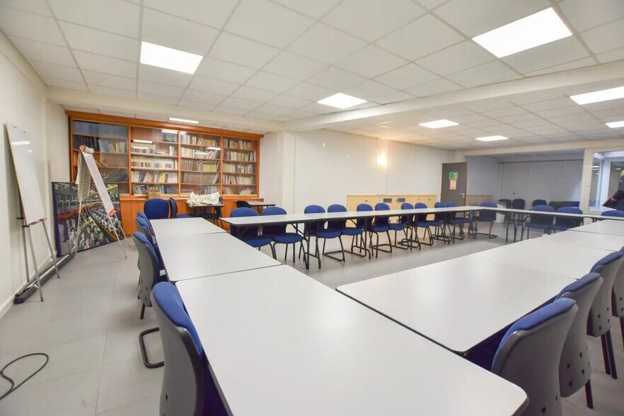 Local commercial dans Paris à louer - Photo de l’immeuble – Image 2 sur 8