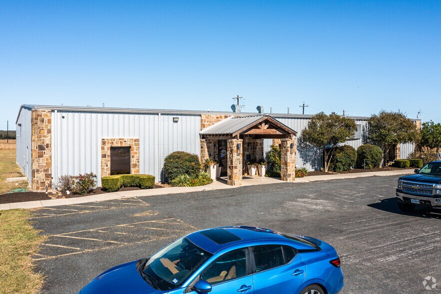 842 FM 471 N, Castroville, TX à vendre - Photo principale – Image 2 sur 26