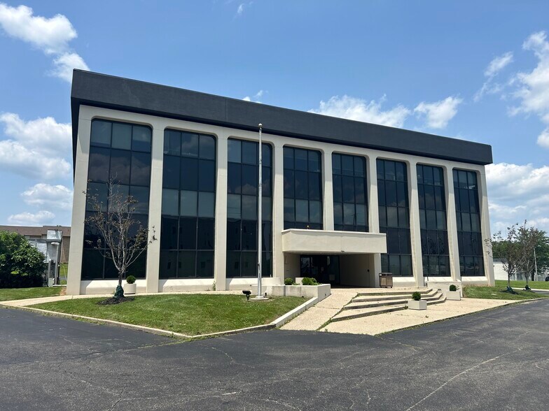 415 Glensprings Dr, Springdale, OH à louer - Photo de l’immeuble – Image 1 sur 5