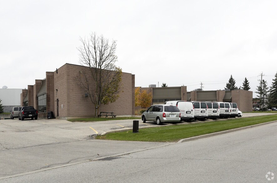 584 Colby Dr, Waterloo, ON à louer - Photo de l’immeuble – Image 3 sur 4
