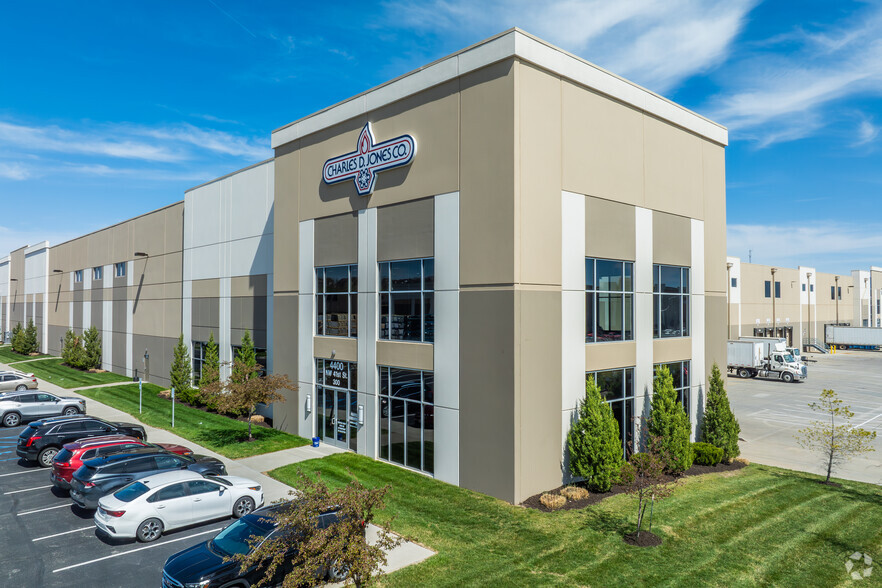 4400 NW 41st St, Riverside, MO à louer - Photo principale – Image 1 sur 11