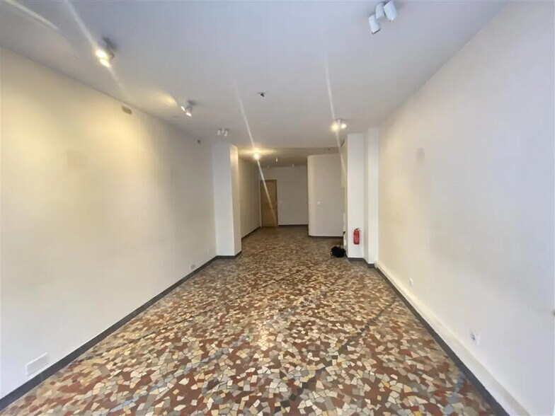 Local commercial dans Paris à louer - Photo de l’immeuble – Image 1 sur 4