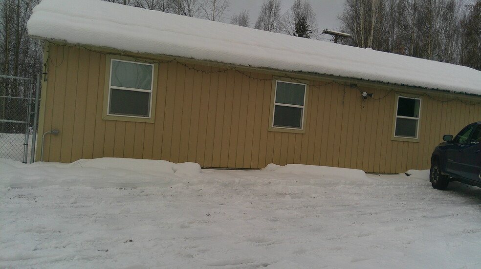 689 Whitney Dr, Fairbanks, AK à vendre - Photo de l’immeuble – Image 3 sur 13