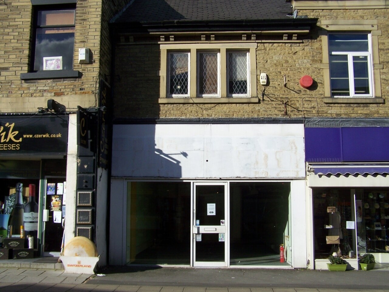 80 Commercial St, Brighouse à louer Photo principale– Image 1 sur 2