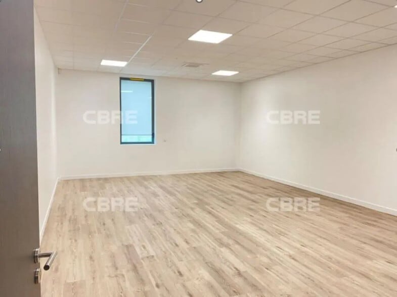 Bureau dans Croissy-Beaubourg à louer - Photo de l’immeuble – Image 3 sur 10