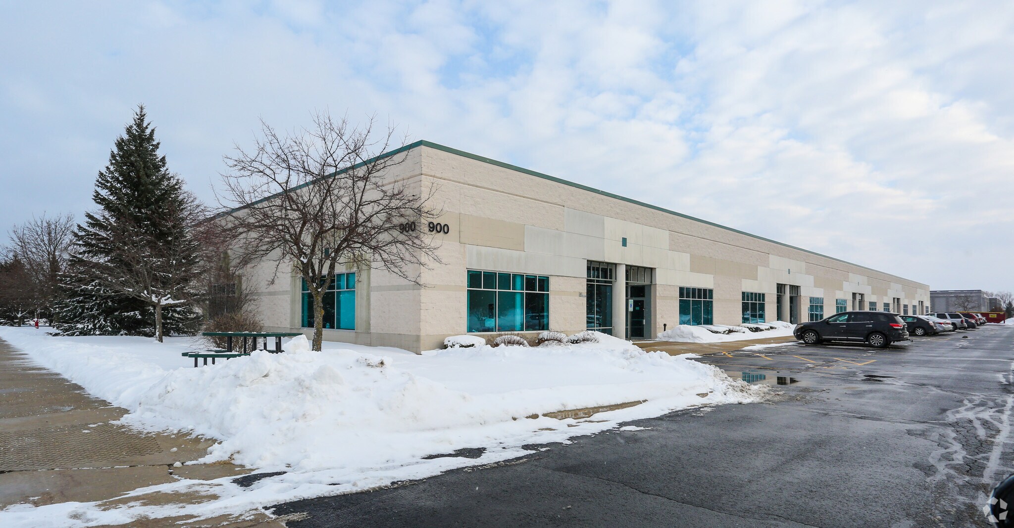 900 Cheyenne Ave, Grafton, WI à louer Photo de l’immeuble– Image 1 sur 7