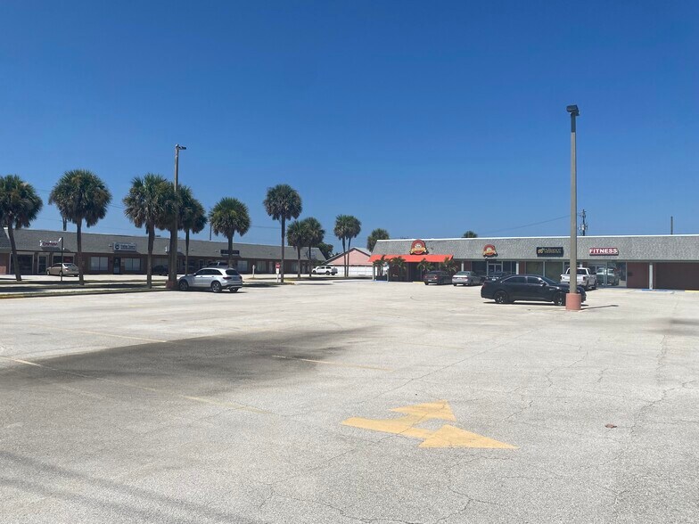 562 A1A Hwy, Satellite Beach, FL à louer - Photo de l’immeuble – Image 3 sur 15