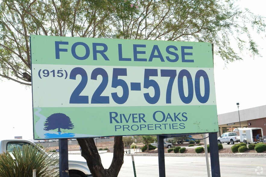 1346 N Lee Trevino Dr, El Paso, TX à louer - Photo de l’immeuble – Image 2 sur 11