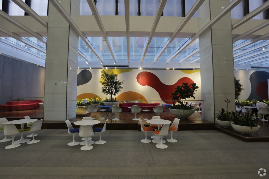 707 Wilshire Blvd, Los Angeles, CA à louer - Hall d’entrée – Image 3 sur 37