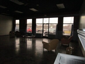 1325 N Main St, Adrian, MI à louer Photo intérieure– Image 2 sur 4