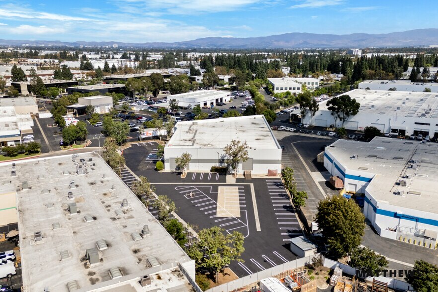 1675 Toronto Way, Costa Mesa, CA à louer - Photo de l’immeuble – Image 1 sur 3