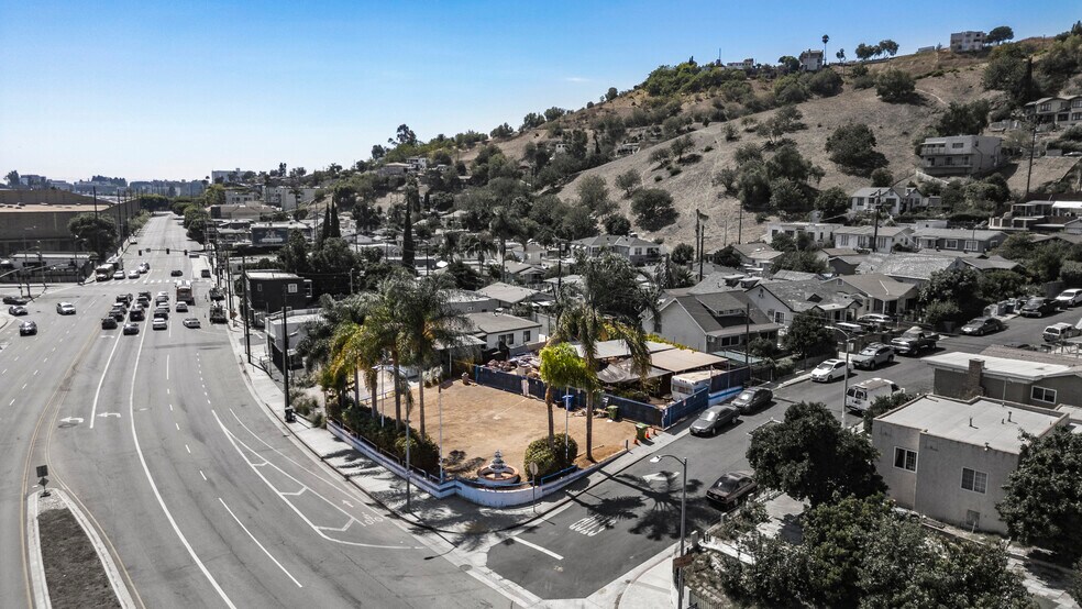 4215 Huntington Dr N, Los Angeles, CA à vendre - Photo de l’immeuble – Image 3 sur 10