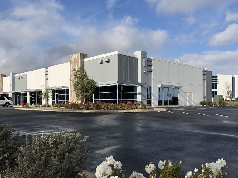 6 Latitude Way, Corona, CA à louer - Photo de l’immeuble – Image 3 sur 9
