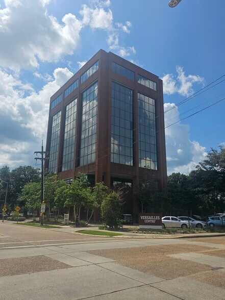 102 Versailles Blvd, Lafayette, LA à louer - Photo de l’immeuble – Image 3 sur 10