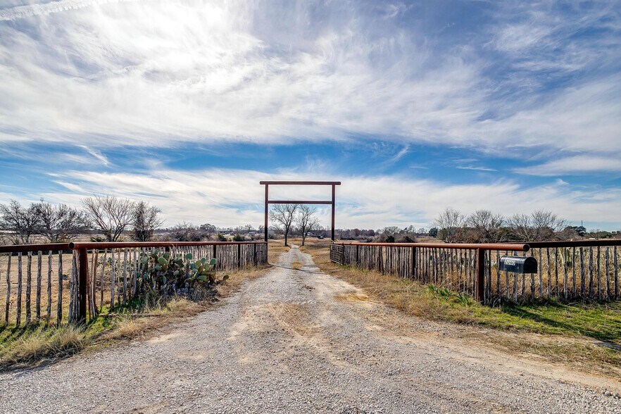 2040 Erwin Rd, Poolville, TX à vendre - Photo principale – Image 2 sur 74