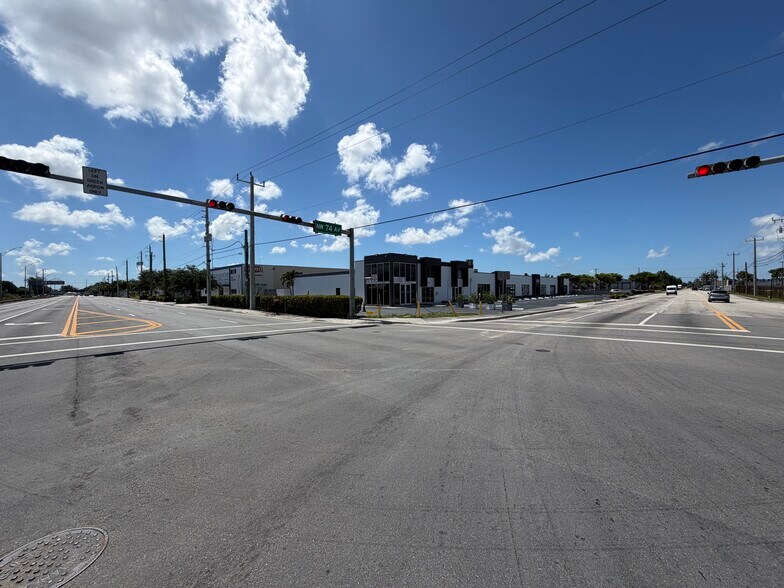5701-5731 NW 74th Ave, Miami, FL à louer - Photo de l’immeuble – Image 3 sur 14