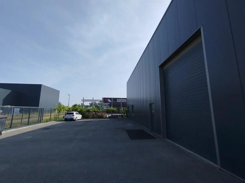 Local d’activités dans Villeneuve-Tolosane à louer - Photo de l’immeuble – Image 1 sur 8